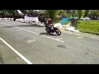 بالفيديو.. لحظة تعرض سائق دراجة نارية لحادث مروع