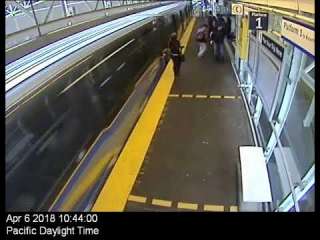 بالفيديو.. لحظة اعتداء رجل على امرأة بالضرب المبرح داخل محطة قطار