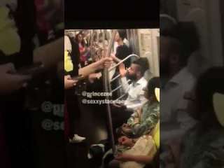 بالفيديو.. امرأة تعتدي على رجل داخل مترو وتجلس فوقه