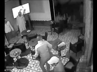بالفيديو.. لقطات مروعة لشاب يعتدي على آخر بسيف داخل مقهى