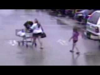 بالفيديو.. لحظة اعتداء رجل على امرأة أمام أطفالها