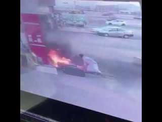 بالفيديو.. قائد سيارة يتسبب في إشعال النيران بمحطة وقود