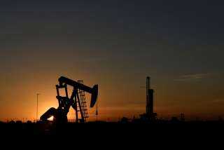 النفط يهاجم الـ90 دولارا والسعودية وروسيا تراوغان