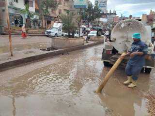 محافظ كفر اليشخ يتابع جهود الوحدات المحلية بالمراكز والمدن في كسح مياه الأمطار