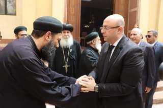 محافظ بني سويف يقدم واجب  العزاء في وفاة القمص إيليا يوسف راعي كنيسة مار جرجس بالمرماح