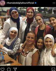 ريهام عبد الغفور تنشر صورة مع صديقاتها المحجبات وتعلق:الاختلاف لا يفسد للود قضية