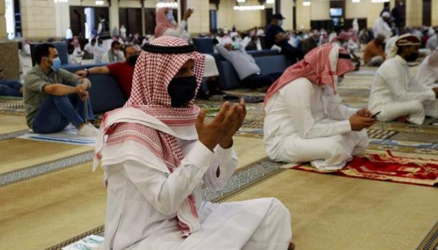 رجل يرتدي كمامة في أحد مساجد السعودية