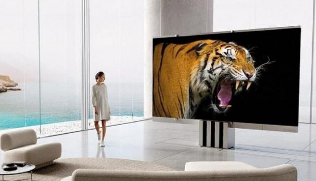  سي سييد تطلق أول شاشة تلفزيون عملاقة قابلة للطي بحجم 165 بوصة