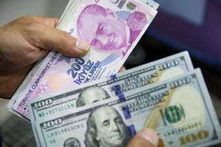 15 % هبوطا في قيمة الليرة التركية بعد إقالة محافظ البنك المركزي