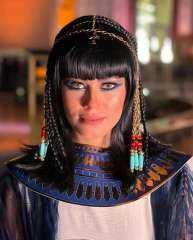 ميرال ماهيليان.. مصرية بجمال فرعوني تقود موكب المومياوات