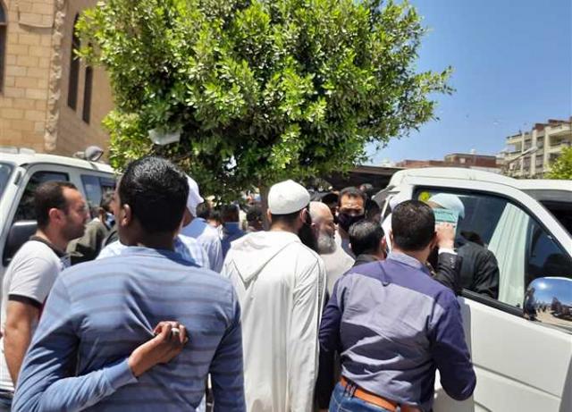 الاف الأهالي يشيعون جنازة الشيخ حافظ سلامة