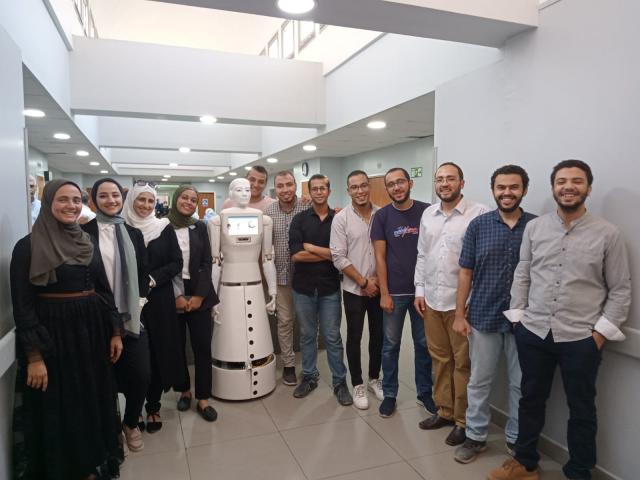 فريق العمل المشارك فى ابتكار الروبوت 