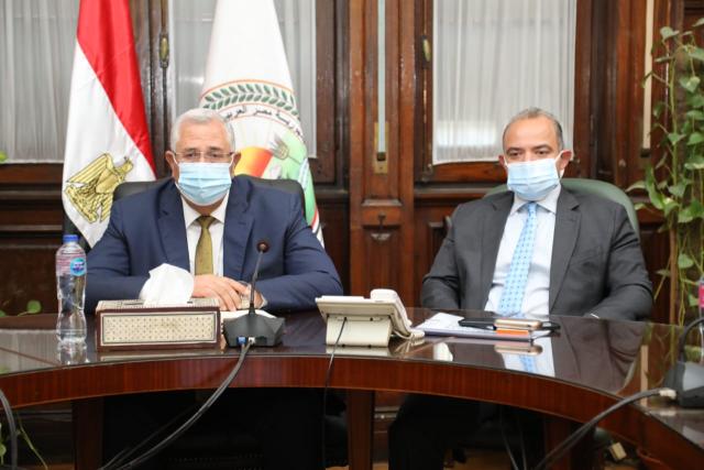 السيد القصير وزير الزراعة والدكتور محمد فريد رئيس البورصة المصرية نائب رئيس مجلس إدارة البورصة السلعية