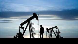 انخفاض ضئيل لأسعار البترول انتظاراً للبيانات أمريكية