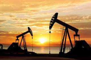 أسعار النفط العالمية تتراجع الخميس بضغط من الدولار المرتفع