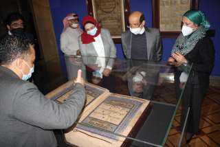 وفد المكتبة الوطنية الإماراتي يزور المعرض المتحفي للمخطوطات  والمصاحف  النادرة