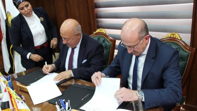جانب من توقيع البنك الأهلي المصري بروتوكول تعاون مع الأكاديمية الوطنية لمكافحة الفساد
