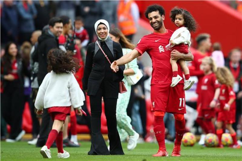 محمد صلاح فى صورة مع زوجته وبناته