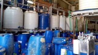 ضبط 5 طن صابون سائل مجهولة المصدر داخل مصنع بمنطقة الزيتون