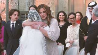 صور..دموع الملكة رانيا في زفاف ابنتها تتصدر مواقع التواصل الاجتماعي