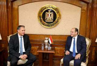 وزيرالصناعة يبحث مع وفد شركة ”مرسيدس - بنز” تعزيز استثمارات الشركة بالسوق المصري