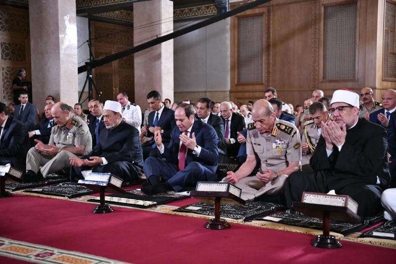 الرئيس السيسي وشيخ الأزهر وكبار قادة الجيش 