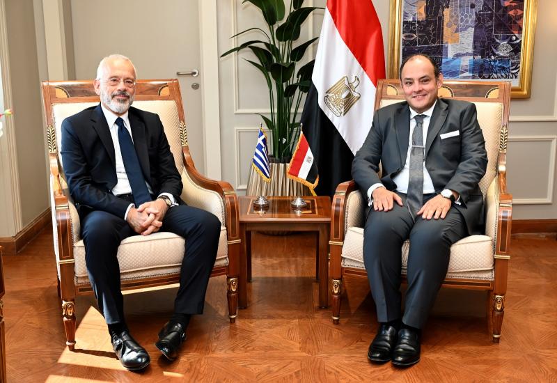 وزير الصناعة  مع سفير اليونان بالقاهرة 