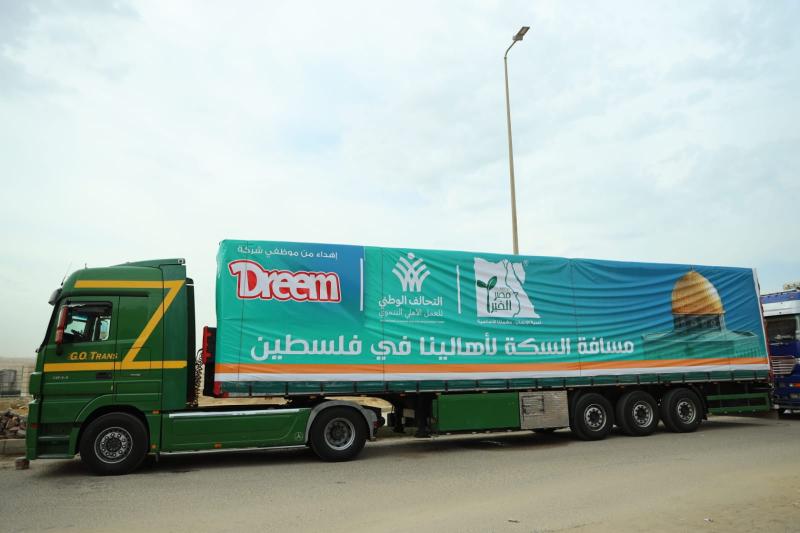 شاحنتين مواد غذائية لقطاع غزة