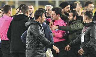 رسميًا.. تعليق النشاط الكروي في تركيا بسبب الاعتداء على حكم مباراة أنقرة جوجو وريزا سبور
