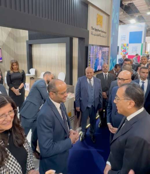 رئيس الوزراء يتفقد جناح البورصة المصرية خلال افتتاح معرض القاهرة الدولي للكتاب