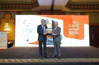 رئيس «تصديري الصناعات الكيماوية» يتسلم جائزة الابتكار الصناعي من«GIZ»