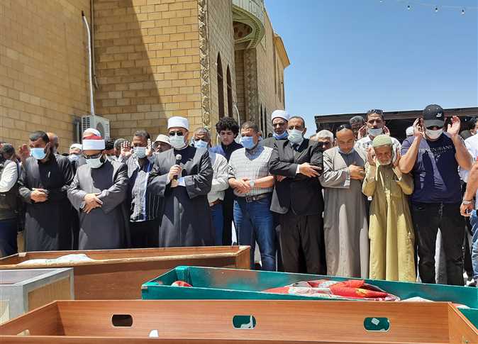 الاف الأهالي يشيعون جنازة الشيخ حافظ سلامة