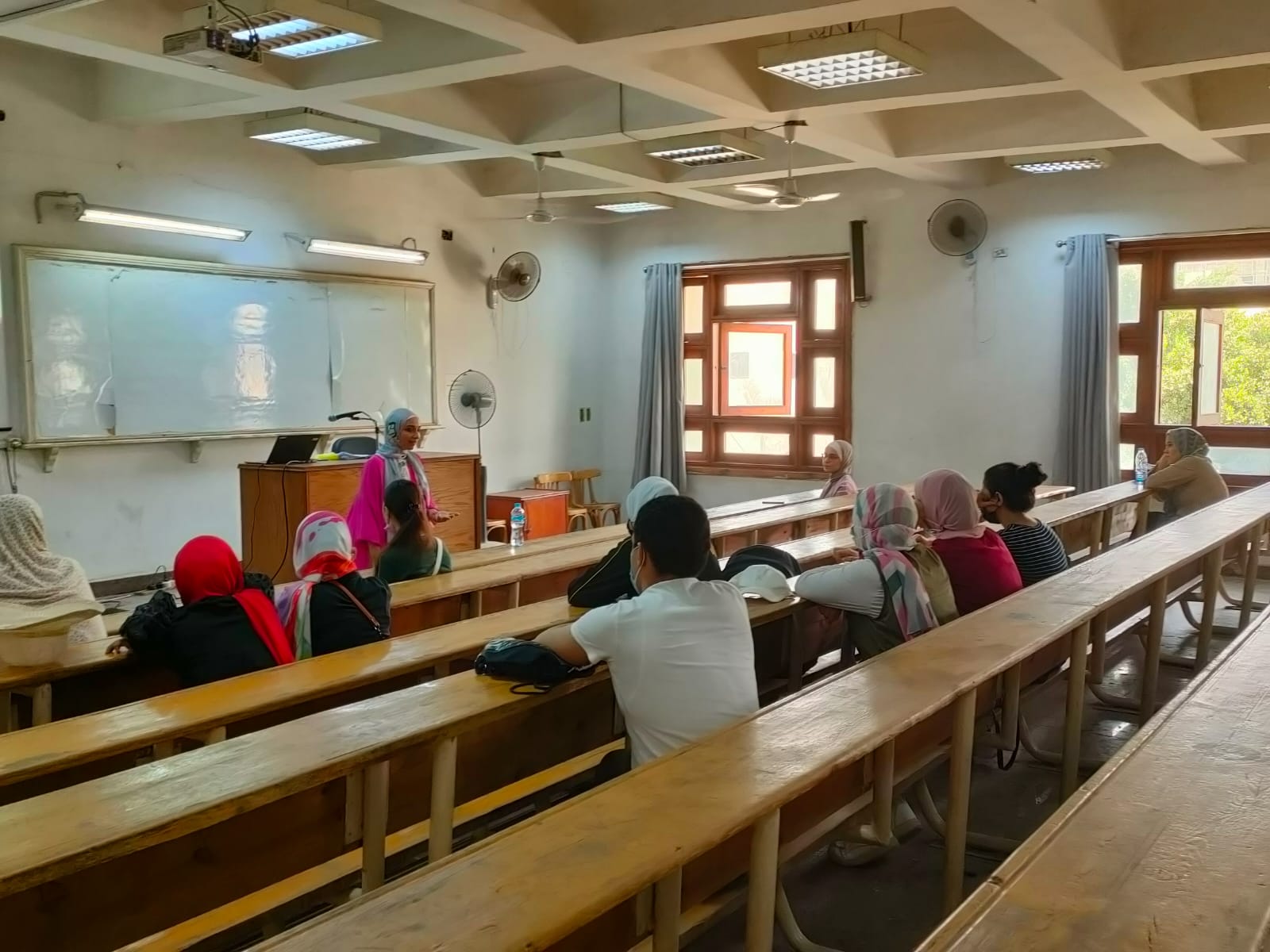  إقبال طلابي على المحاضرة التعريفية لمركز التوظيف بجامعة عين شمس بمقر كلية الآداب 